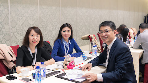 GCB-Vertreter Henghong Yang im Gespräch mit zwei chinesischen Event-Planerinnen | © GCB