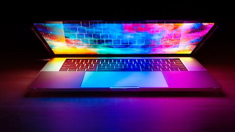 Halb aufgeklappter Laptop mit bunten farben auf dem Display | © unsplash.com / Joshua Woroniecki