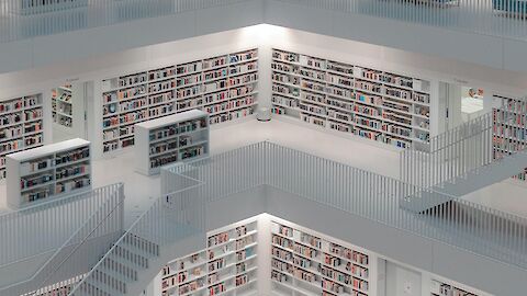 Bibliothek über mehrere Stockwerke | © unsplash.com / Johannes Mändle
