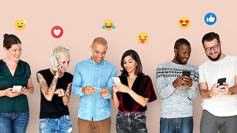 Junge Menschen mit Smartphones, über ihren Köpfen verschiedene Emojis | © freepik.com / Rawpixel