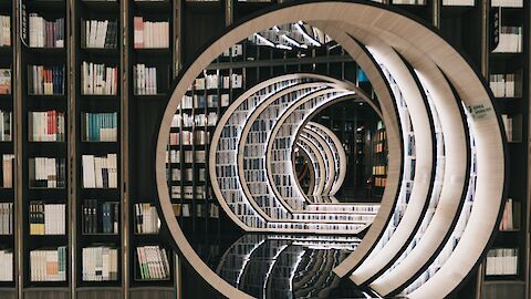 Bibliothek mit röhrenförmigen Durchgängen | © unsplash.com / vnwayne-fan