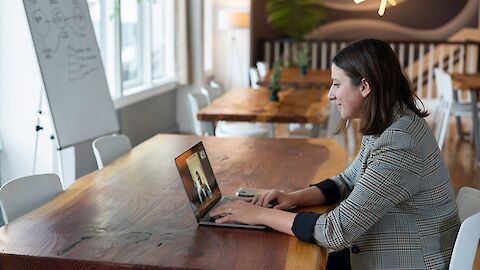 Frau an Laptop in einem digitalen Meeting | © unsplash.com / LinkedIn Sales Solutions