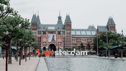Aufnahme aus der Innenstadt in Amsterdam | © Unsplash.com / Jennieramida