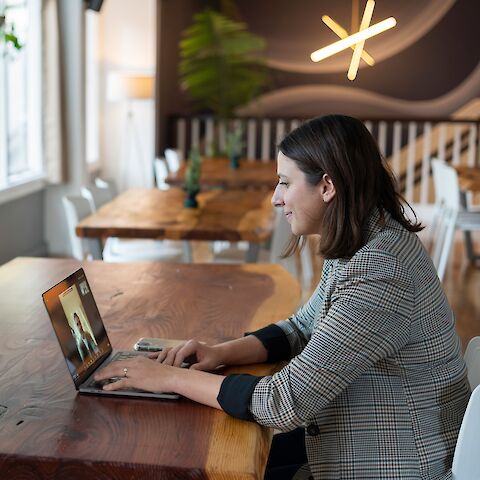 Frau an Laptop in einem digitalen Meeting | © unsplash.com / LinkedIn Sales Solutions